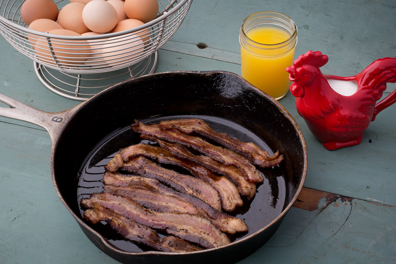 Bacon-in-Skillet-and-Eggs_R02A8936_800